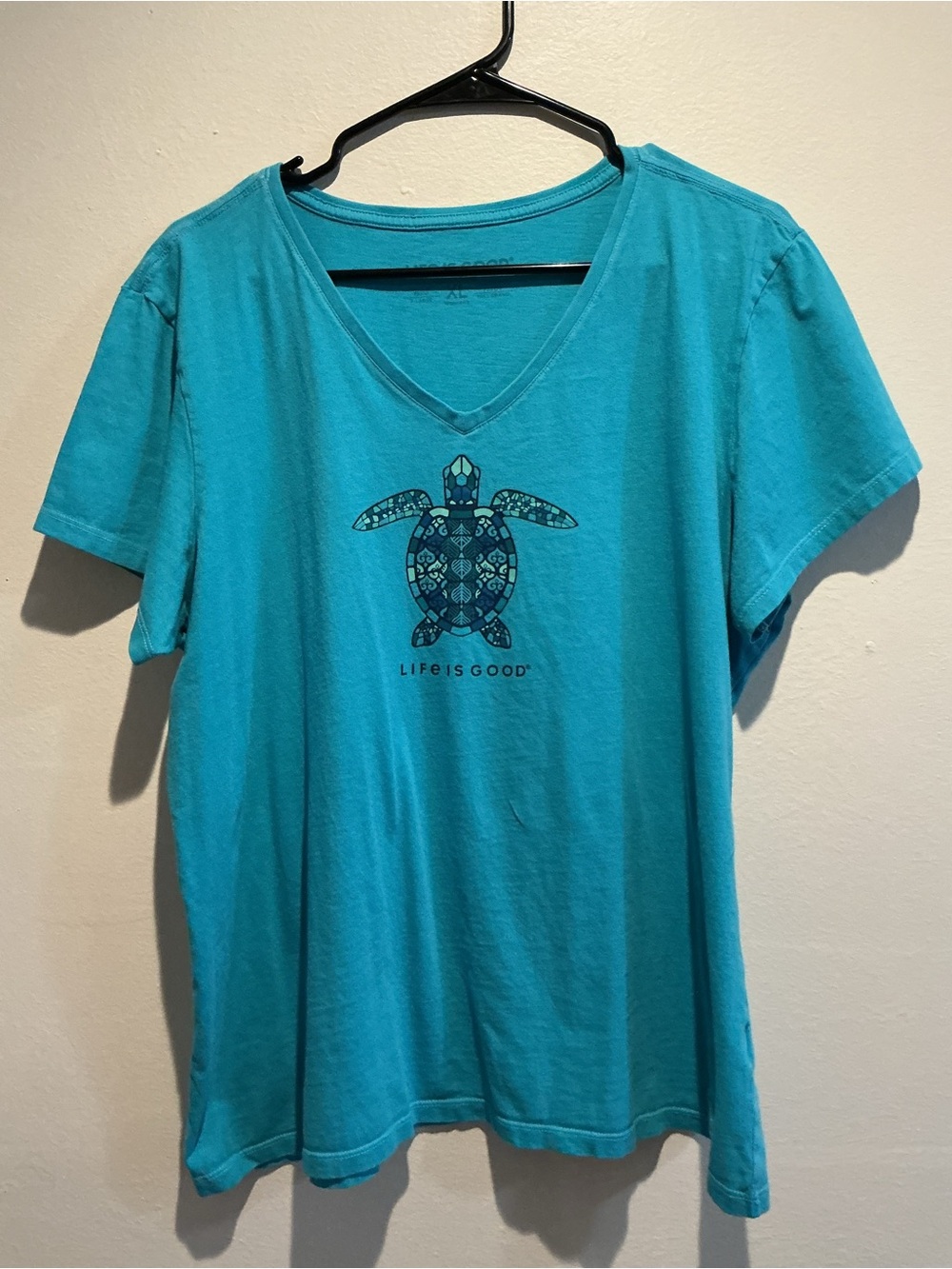 Life is Good Crusher-Lite Sea Turtle Graphic V-Neck Tee Turquoise XL